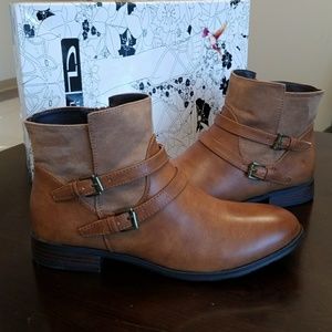 CHINESE LAUNDRY Bootie in Camel